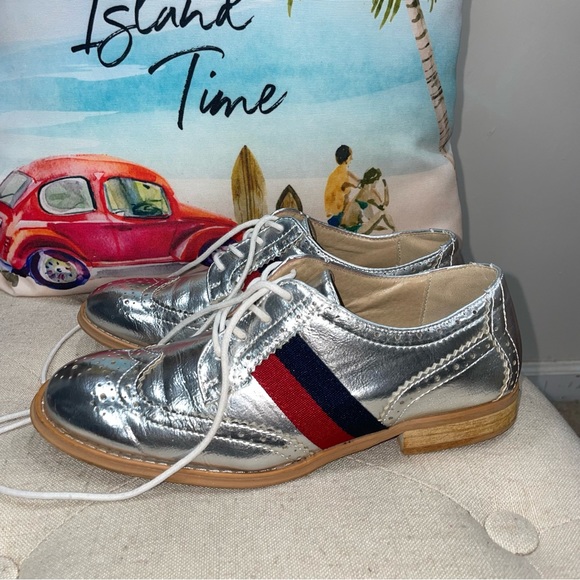 Steve Madden Women'S Blitzed Silver W/Red Stripe Lace-Up Oxford - Picture 2 of 10